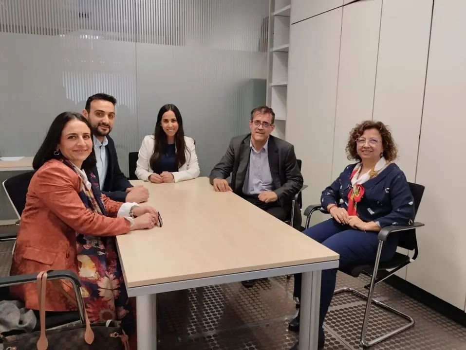 Foto de archivo, reuni&oacute;n del alcalde con representantes del SEPE