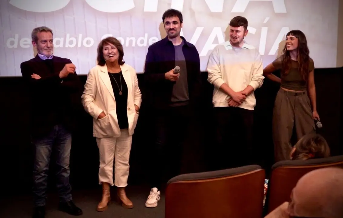 Reparto y diretor de La Piscina Vacia