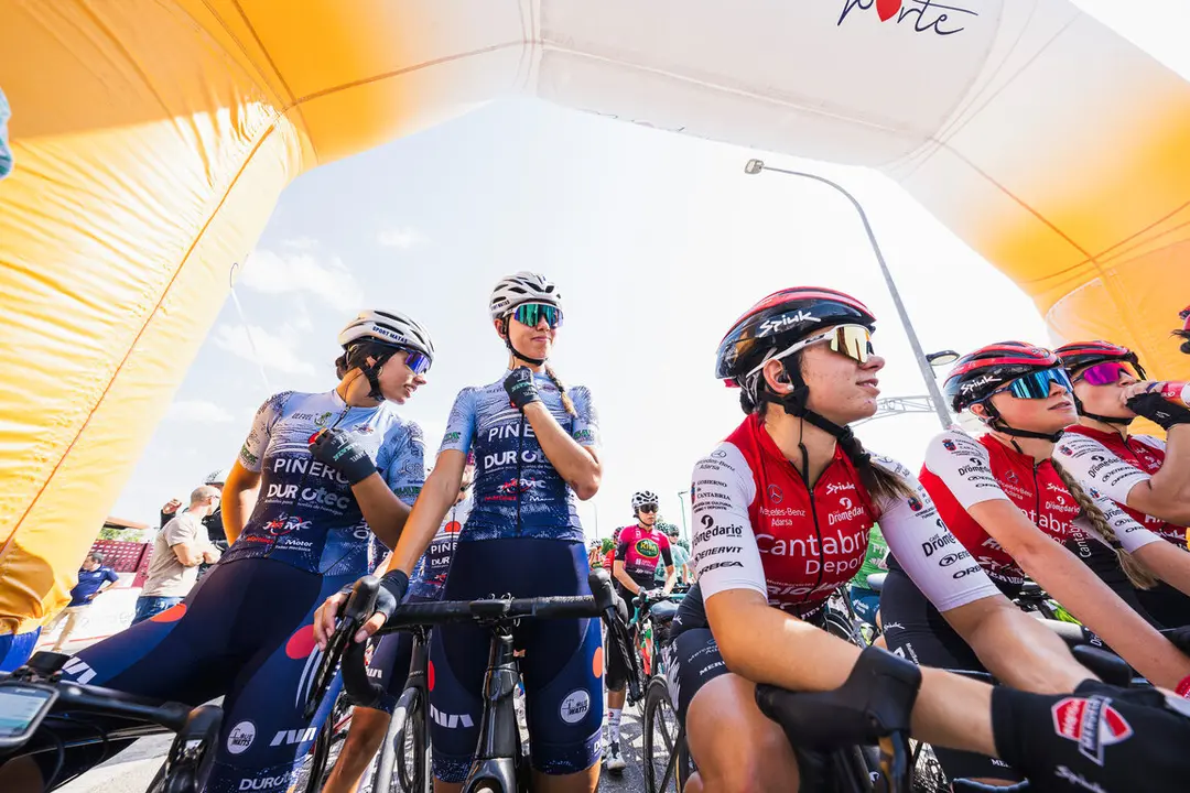 Balance Vuelta, corredoras salida