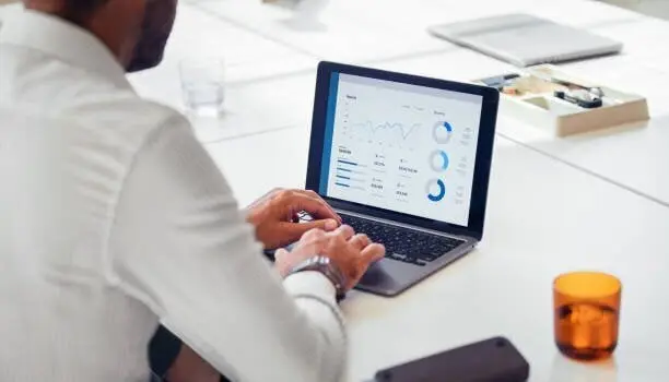  Trading de Divisas en 2025: C&oacute;mo los Traders Modernos Leen Se&ntilde;ales, No Solo Gr&aacute;ficos 