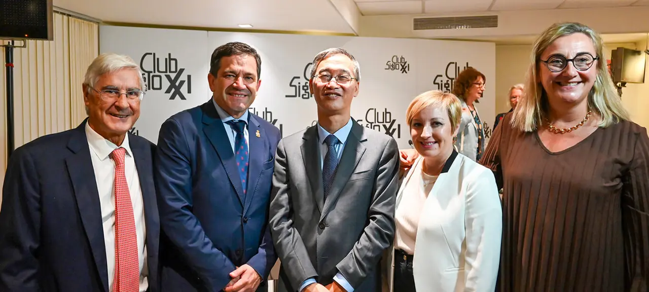 d42ec1a82e1624135bc99c920b5df12a_XL