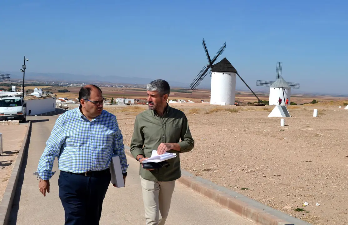 Jos&eacute; Ortega y Jos&eacute; Vicente M&eacute;ndez, presidente y secretario de la asociaci&oacute;n Hidalgos Amigos de los Molinos de Campo de Criptana