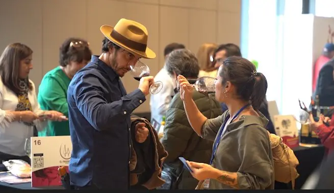 Dos personas catan vinos de La Mancha en la presentaci&oacute;n de 2024