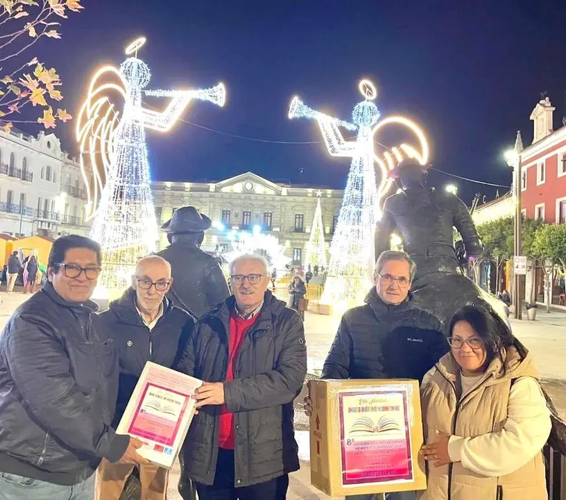 ENTREGA LIBROS COMUNIDAD HISPANOAMERICANA