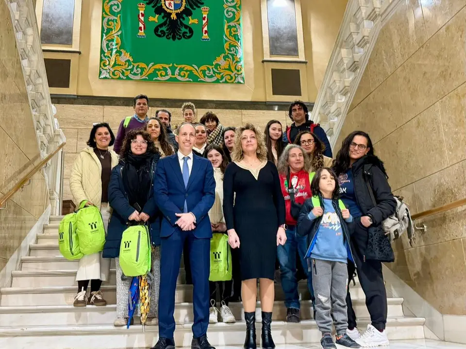 Daniel Arias con las familias beneficiadas con el programa