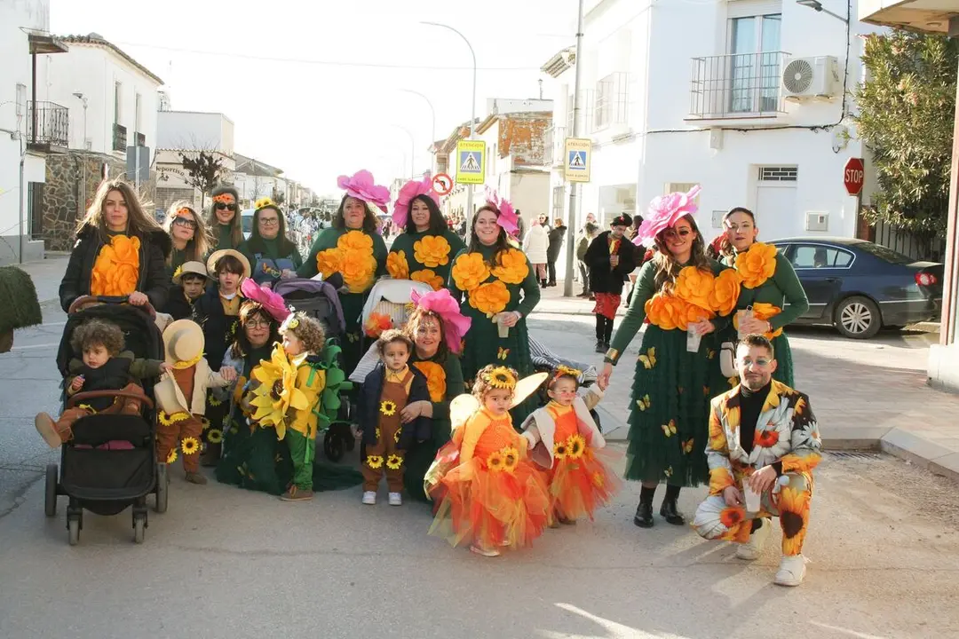 04-DesfileCarnaval2025-ComparsasMasde15-SunFlowersWorld-Primeros1 - copia