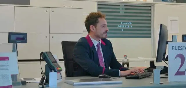2-personal-renfe-operador-comercial-taquilla
