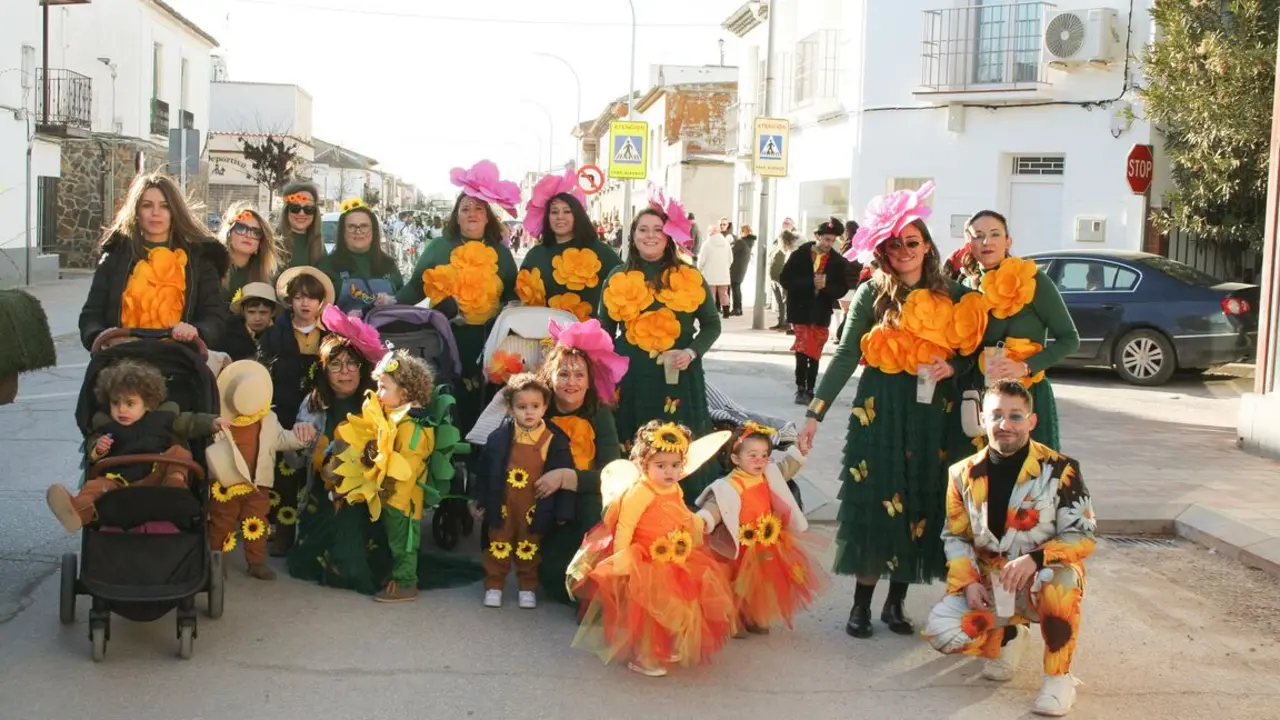 04-DesfileCarnaval2025-ComparsasMasde15-SunFlowersWorld-Primeros1 - copia