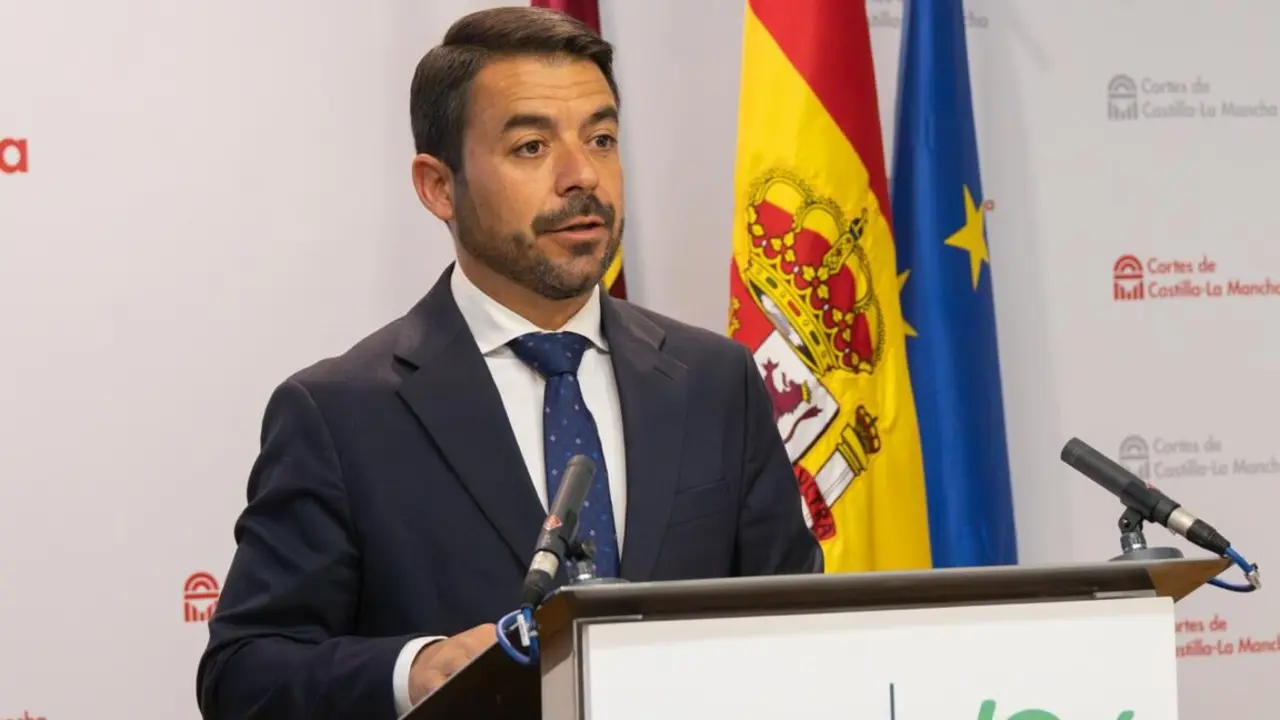 FOTO1.- VOX CLM.- IVAN SANCHEZ.- RUEDA DE PRENSA.- PLENO.- 090426