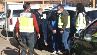 M. A. P.. C. permanece en prisi&oacute;n provisional desde el 21 de noviembre de 2020. En la foto, bajando del coche policial para la reconstrucci&oacute;n de los hechos
