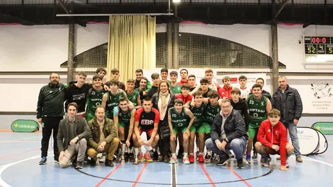 fotodefamilia-campeones-subcampeones-stafftecnicoydemas