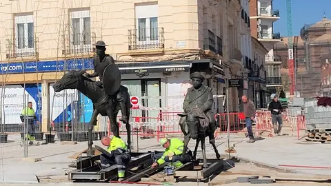 Don Quijote y Sancho vuelven a la plaza