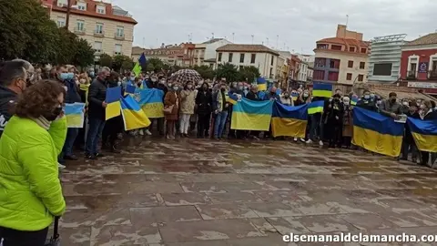 Concentraci&oacute;n hace un a&ntilde;o en la plaza de Alc&aacute;zar, a pocos d&iacute;as de comenzar el conflicto en febrero de 2022
