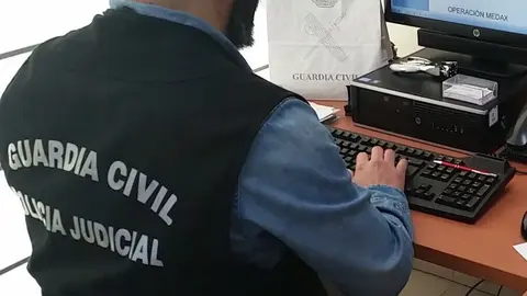 guardia civil con ordenador