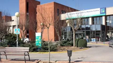 Alc&aacute;zar de San Juan (Ciudad Real).- 20-06-2010.- Imagen de la fachada el Hospital General 'La Mancha Centro', de Alc&aacute;zar de San Juan, centro que ha incorporado recientemente a su cartera de servicios una Unidad multidisciplinar para el tratamiento de la obesidad m&oacute;rbida. (Foto: Sonia Morales // JCCM)
