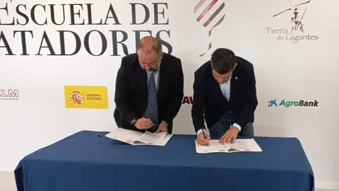 Firma Convenio Aulas de Formaci&oacute;n Ayuntamiento y UCLM