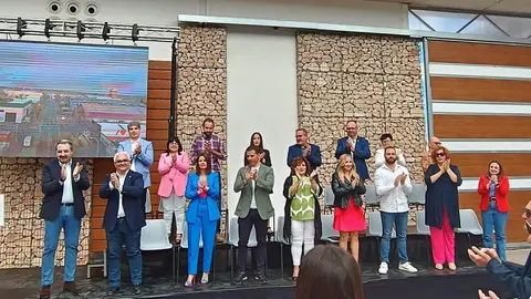 Imagen de la candidatura junto al consejero