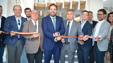 La inauguraci&oacute;n cont&oacute; con Paco N&uacute;&ntilde;ez, presidente regional del PP y candidato a la Junta; y Vicente Tirado, diputado nacional