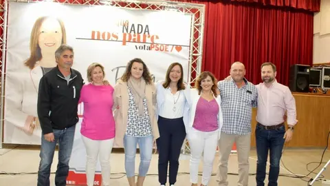 Melchor y Redondo junto a los miembros de la  andidatura del PSOE en Cinco Casas