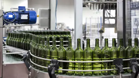 Botellas de vino en una cooperativa de Castilla-La Mancha