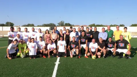 Foto de familia renovaci&oacute;n del c&eacute;spec campo de f&uacute;tbol