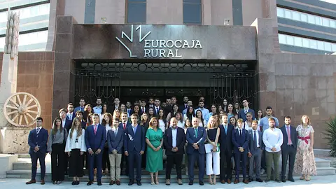 20230704 FOTOGRAF&Iacute;A FAMILIA ACTO BIENVENIDA ALUMNOS PR&Aacute;CTICAS EUROCAJA RURAL