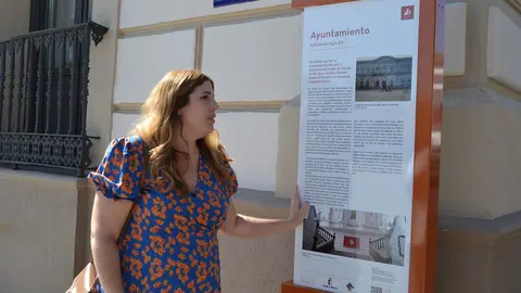 La concejala delante de uno de los paneles de la nueva se&ntilde;al&eacute;tica tur&iacute;stica