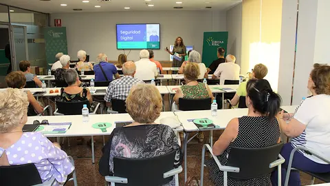 20230712 FOTOGRAF&Iacute;A TALLER SEGURIDAD DIGITAL