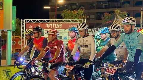 Carlos Ajenjo en salida 200 km (centro blanco)