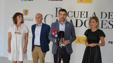 Inicio de la jornada, con comparecencia del alcalde y los profesores responsables del aula