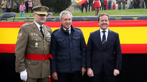 20231203 FOTO EUROCAJA RURAL CON JEME Y ALCALDE TOLEDO IZADO BANDERA(1)