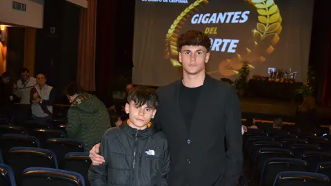 ISI ANGULO, CENTROCAMPISTA JUVENIL DEL REAL MADRID Y SU HERMANO RODRIGO, ANTES DE LA GALA