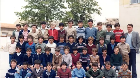 Quinta del &acute;72. Curso 1982/83. 
5&ordm; de EGB. 44 alumnos con D. Jos&eacute; Mar&iacute;a Valverde