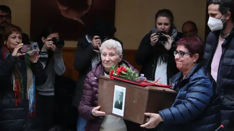 Entrega de restos a familiares de represaliados del franquismo en el CC Ciega de Manzanares (41)