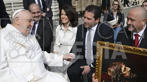 Papa Francisco da la Mano a David Triguero presidente de Asociacion
