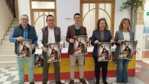Presentaci&oacute;n Semana Santa ME, foto todos con cartel