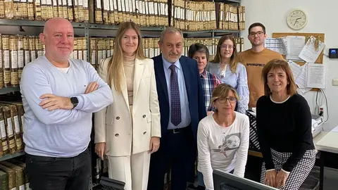 Imagen de Archivo del Decano de Registradores de CLM en el Registro de Yeste junto a los antiguos libros registrales