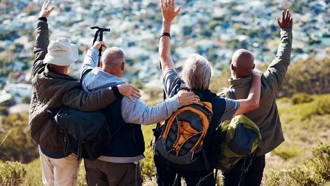 celebracion-naturaleza-personas-mayores-haciendo-senderismo-hacer-ejercicio-salud-bienestar-montana-aventura-libertad-grupo-amigos-mayores-retiro-haciendo-senderismo-hacer-ejercicio-bosque-o-bosque_590464-133401