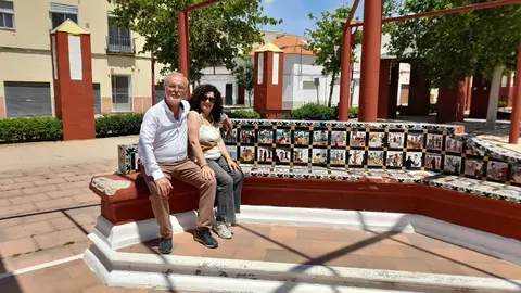 Javier V&aacute;zquez Cuesta y su mujer Juana Mari, vinieron desde Pilas (Sevilla) a conocer la Mancha 
de don Quijote y Sancho Panza. En Alc&aacute;zar de San Juan visitaron -entre otros recursos tur&iacute;sticos- los azulejos quijotescos del parque Cervantes