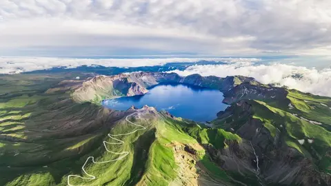 新华社照片，长春，2024年6月8日
       （新华全媒头条&middot;图文互动）长白天地宽&mdash;&mdash;一座山的区域旅游发展实践
       这是夏日长白山天池景色（资料照片）。
       配发本社同题文字稿。
       新华社发（卓永生摄）  通联记者电话：18686602343  签发人：段续