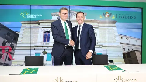 20240620 FOTOGRAF&Iacute;A DIRECTOR GENERAL EUROCAJA RURAL Y ALCALDE DE TOLEDO FIRMA CONVENIO TEATRO DE ROJAS