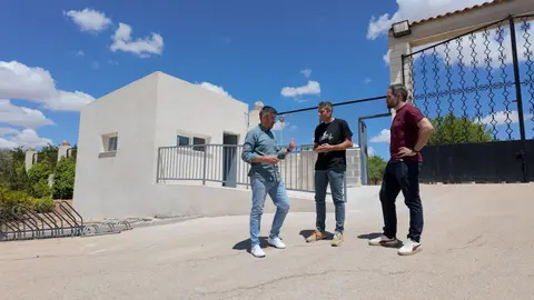 puerta acceso y caseta