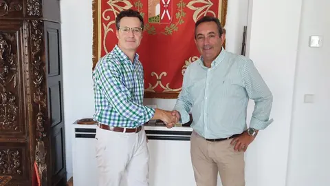 convenio colaboraci&oacute;n alcalde y pte Junta Hermandades