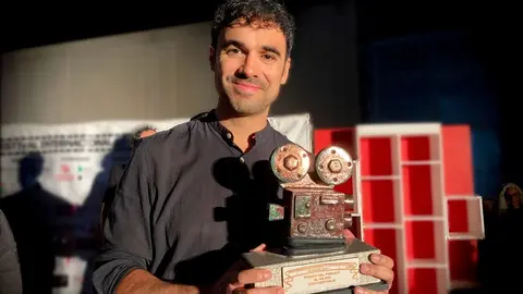 Pablo Conde con el premio a mejor corto en Badajoz