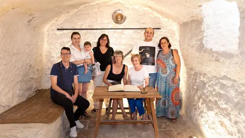 20240811_Karmento visita la Cueva de Medrano 001_AdeAlba