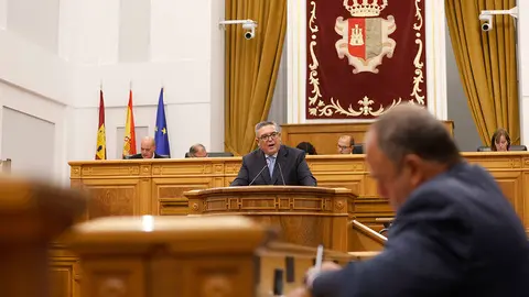 Santiago Lucas en el Pleno de las Cortes