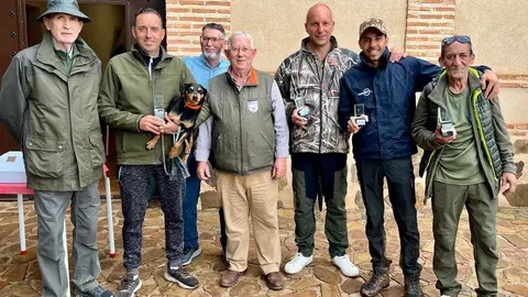 El podium del campeonato provincial, junto al delegado provincial de la Federaci&oacute;n de Caza, Manuel Aranda