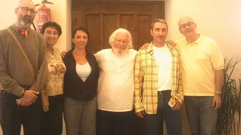 Ernesto Cardenal, en Alc&aacute;zar de San Juan, con Edmundo Comino, izquierda, y unos profesores del instituto Mar&iacute;a Zambrano 