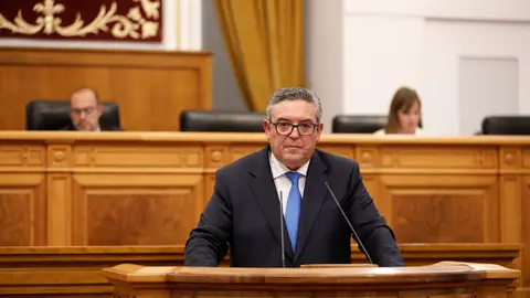 Santiago Lucas en el Pleno de las Cortes de CLM