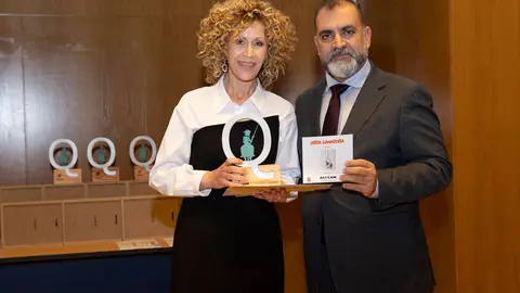Pilar Mu&ntilde;oz recibiendo el premio del presidente de Fepfi